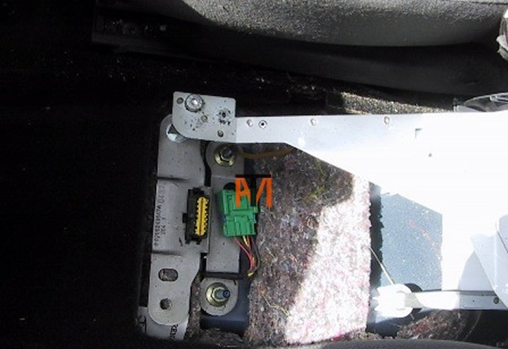 Renault_Scenic_03-09_Diagnostic_Socket_Location