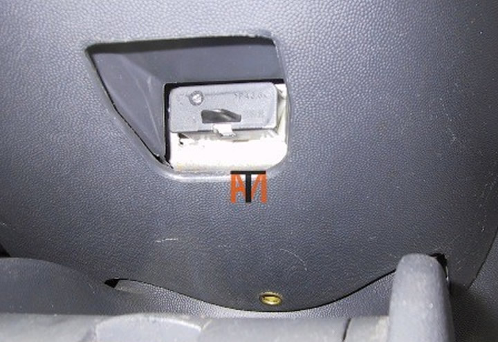 Vauxhall_Corsa_Diagnostic_Socket_Location